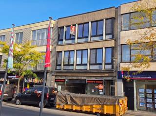 <p><span>VOLLEDIG GERENOVEERD, KWALITATIEF EN LUMINEUS APPARTEMENT 92M² MET 2 SLAAPKAMERS EN GROOT TERRAS 17M²</span></p><p><span>2de verdieping met lift - ligging in een kleinschalige residentie in centrum met zicht op plein met vlotte bereikbaarheid via A12, N16, N17 en E19</span></p><p><span> </span></p><p><span>Hal met individuele berging / inkomhal / wc / living met eetplaats (30m²) / ruime ingerichte keuken (9m²) / nachthal / 2 slaapkamers (14m²; 4,2 x 2,5m) met toegang tot groot terras 17m² (met berging) / badkamer met wastafel en douche / berging met stookplaats.</span></p><p><span> </span></p><p><span>Individuele kelderberging (3,6 x 1,5m).</span></p><p><span> </span></p><p><span>Appartement is voorzien van CV op gas, een warmtepomp lucht-lucht (airco) in de hoofdslaapkamer, 8 zonnepanelen, een thuisbatterij (5Kwh) en rolluiken aan ramen achterzijde gebouw.</span></p><p><span> </span></p><p><span>Lasten: € 15 / maand.</span></p><p><span> </span></p><p><span>Appartement is bewoonbaar door maximaal 3 personen.</span></p><p><span> </span></p><p><span> </span></p>