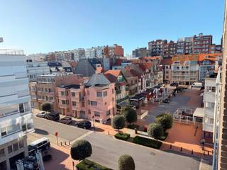 <p><strong>Résidence OLD FISHER</strong> : au 5ᵉ étage, superbe appartement entièrement rénové et meublé avec goût, alliant style, confort et emplacement idéal à Westende-bains. Le séjour ensoleillé bénéficie d’une magnifique lumière naturelle l’après-midi et offre une vue dégagée sur les charmantes villas côtières ainsi que sur la pittoresque place des Portiques. La cuisine ouverte, entièrement équipée avec des appareils modernes, est parfaite pour ceux qui aiment cuisiner dans une atmosphère conviviale. La salle de bain, rénovée avec soin, dispose d’une douche élégante, d’un meuble lavabo avec miroir éclairé et d’un raccordement pour machine à laver. La chambre, située à l’arrière, garantit calme et tranquillité pour des nuits paisibles. Dès l’entrée, une armoire de rangement pratique fait office de vestiaire. La toilette est séparée. Tout a été refait : châssis de fenêtres, sols, électricité, avec une conformité électrique selon les normes en vigeur. Atout supplémentaire : quatre emplacements de parking communs sont à disposition et son exclusivement réservés aux propriétaires de l’immeuble.</p>
<p> </p>