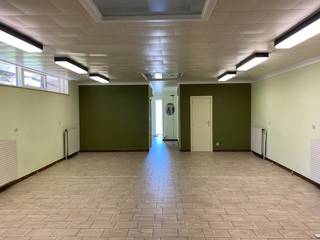 Gelegen langs een drukke invalsweg richting het centrum van Lichtervelde, niet ver van het treinstation en de afrit A17 staat deze kantoor- of praktijkruimte te huur van ca. 110 m².Indeling:- inkom- bureel- wachtruimte- berging- open landschapskantoor/praktijkruimte (ca. 65 m²)- sanitair gedeelte + doucheParkeergelegenheid voor de deur. Specificaties:- instapklaar- nieuwe elektriciteit- verwarming op gas (volledig vernieuwd)- nieuwe condensatieketelPraktijkruimte uitermate geschikt voor medisch of paramedisch beroep.Bent u op zoek naar bedrijfsvastgoed bestaande uit een kantoor- of praktijkruimte te huur in Lichtervelde? Aarzel dan niet om ons te contacteren op het nummer 051 21 22 23.