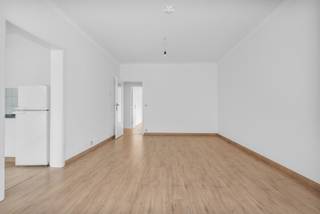 Gezellig gelijkvloers appartement gelegen in een rustige straat naast een groen pleintje. Het appartement omvat een inkomhal met ingemaakte kast, een ruime woonkamer, keuken, badkamer voorzien van douche, lavabo en toilet, twee slaapkamers, een aparte waskamer en een fijn overdekt binnenkoertje. Daarnaast beschikt het appartement over rolluiken.<br /><br />De garagebox kan eveneens aangekocht worden voor 30 000 euro, echter uitsluitend in combinatie met de aankoop van het appartement. De aankoop van de garagebox is niet verplicht.<br /><br />Contacteer ons vandaag voor een bezoek!