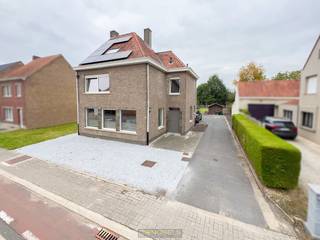 RUIME EN INSTAPKLARE HALFOPEN BEBOUWING met TUIN én AANPALEND PERCEEL BOUWGROND (480m²), gelegen te Zwalm. Deze woning werd VOLLEDIG GERENOVEERD...