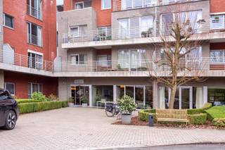 Dit 2-slaapkamerappartement is gelegen in de service-residentie Residentie Elsdonck in Wilrijk, een aangename en groene omgeving waar comfortabel en zorgeloos wonen centraal staat. Alle dagelijkse voorzieningen, winkels, openbaar vervoer en het centrum van Wilrijk bevinden zich op korte afstand. <br /><br />De residentie beschikt over uitgebreide faciliteiten zoals een gemeenschappelijke tuin, zwembad, restaurant en fitnessruimte, met dienstverlening die volledig op maat kan worden afgestemd. <br /><br />Het appartement bevindt zich op de derde verdieping en biedt een ruim leefgedeelte met open keuken, een praktische berging en toegang tot een aangenaam terras. Verder zijn er twee volwaardige slaapkamers en een ruime badkamer met douche, wastafel en toilet. Een privatieve garagebox kan optioneel worden aangekocht. <br /><br />Een ideale woonoplossing voor wie zelfstandig wil wonen met comfort, veiligheid en ondersteuning binnen handbereik.<br /><br />Epc: Label A, P-score: D, G-score: D, Vg-Pg-Gvv-Gvkr-Gmo