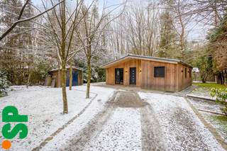 Instapklare chalet met 3 slaapkamers op zeer rustige locatie.<br /><br />Indeling: woonkamer, open ingerichte keuken, 3 slaapkamers en badkamer (lavabo - douche - wc). <br /><br />Deze chalet werd de voorbije 2j volledig gerenoveerd en is in perfecte staat van onderhoud. Zowel de muren als het dak zijn volledig geïsoleerd. Ook alle ramen werden vernieuwd. De binnenkant heeft een tijdloze Scandinavische look. De pelletkachel zorgt voor extra gezelligheid in de herfst en winter.<br /><br />Het ruime perceel van +/- 1.500m² is volledig omheind en is afgesloten met een toegangspoort. Ook is er een garage en een tuinhuis. De eigendom is zeer bosrijk gelegen en biedt 200% privacy en rust.<br /><br />Gelegen in recreatiegebied (geen domicilie mogelijk).<br /><br />EPC: 579 kWh / m².<br /><br />Nog vragen? Contacteer Immo SP op het nummer 014/59.10.20 of via info@immosp.be.<br /><br />Benieuwd naar de waarde van uw eigen woning? Vraag vrijblijvend een gratis schatting aan – wij helpen u graag verder!