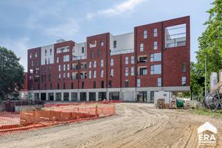 <span><span><span>Prachtig wonen in Pelt: deze appartementen zijn snel beschikbaar!</span></span></span><br /><span><span><span>Dit appartement ligt op een rustige, groene toplocatie in het centrum van Pelt. </span></span></span><br /><span><span><span>De royale leefruimte geniet van veel lichtinval dankzij grote ramen die uitgeven op het ruim terras. De rolstoeltoegankelijke lift en doordachte indeling maken dit appartement bovendien geschikt voor elke levensfase.</span></span></span><br /><br /><span><span><span>Het is voorzien van vloerverwarming via warmtepomp en energiezuinige technieken. Dat betekent lage energiekosten en maximaal wooncomfort. Een futureproof aankoop dus waarmee je goed zit voor nog vele jaren!</span></span></span><br /><br /><span><span><span>Aankoop onder btw-stelsel (21% op constructieaandeel en 12% op grondaandeel, indien van toepassing.)</span></span></span><br /><br /><span><span><span>Verplichte aankoop parkeerplaats (€26.500) en berging (€5.000).</span></span></span><br /><span><span><span>Contacteer ons voor meer informatie of een bezoek ter plaatse.<br />011/646.480. - info@eratournier.be </span></span></span>