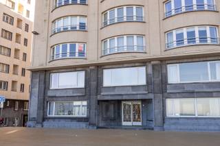 APPARTEMENT D’ANGLE SPACIEUX AVEC SUPERBE VUE SUR MER SUR LA DIGUE ALBERT IER<br />Dans la résidence de standing Majestic, à l’angle de la digue Albert Ier et de la rue Louise, se trouve ce magnifique appartement d’angle au deuxième étage. Le vaste séjour, très lumineux, offre une vue imprenable sur la mer. Le parquet et le caractère classique de l’immeuble confèrent une élégance intemporelle.<br />La cuisine séparée est entièrement équipée. L’appartement comprend également deux grandes chambres, une salle de bains avec baignoire et douche, ainsi qu’un toilette séparé. Une cave privative et un local à vélos complètent l’ensemble.
<ul>
	<li>Superficie: 140 m²</li>
	<li>Résidence de standing avec superbe vue sur mer</li>
	<li>Provisions pour charges, chauffage et eau: 150 €/mois</li>
	<li>PEB: …</li>
</ul>
