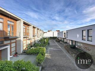 Jette : IMMO STORE stelt u dit AANGENAME appartement op de EERSTE verdieping in een RUSTIGE omgeving voor, VOLLEDIG WEG van de STRAAT, binnen...