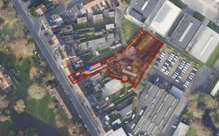 Verzorgde eigendom met een handelsruimte (+/- 350m²) bestaande uit winkelruimte, atelier, berging, bureel, wintertuin-orangerie en een serre. De woonst heeft een living, keuken, 3 slaapkamers, badkamer, kelder en zolder. Er is een lift aanwezig. Mooi perceel grond van 25a09ca met tuin, tuinhuis, zwembad (met warmtepomp), poolhouse, berging en dubbele carport. Toegangsweg achteraan. Boorputwater. Tal van mogelijkheden!