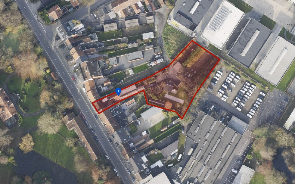 Zeer goed gelegen handelshuis met woonst en grond - foto 1