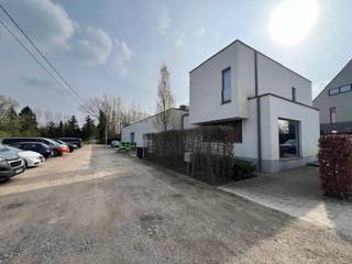 Zeer ruime en recente handelsruimte (opslag en/of kantoorruimte) vlakbij centrum Lubbeek met ideale locatie voor commercële activiteiten.Het ruime...