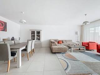 Graag presenteren wij jou dit nieuwbouwappartement met 2 slaapkamers in het centrum van Aalter. Interesse om te wonen in deze hippe buurt bij...