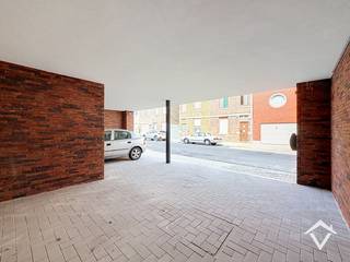 Deze woning is gelegen op een uiterst centrale ligging in het centrum van Roeselare, kortbij de Spil, de winkelstraat, de ring en nog veel meer!<br /><br />De indeling is als volgt: Overdekte parkeerplaats met fietsparking - inkomhal met berging - technische ruimte/wasplaats - apart toilet - ruime, lichtrijke living met uitgeruste keuken (met eiland: voorbeeld van de keuken toegevoegd) - Zeer zonnige tuin met terras. <br />Op het eerste verdiep: nachthal - ruime slaapkamer en badkamer (badkamermeubel - toilet en douche). <br />Op het tweede verdiep: nachthal - 2 volwaardige slaapkamers. Uit de eerste slaapkamer is er toegang tot de geïsoleerde zolder. <br /><br />Troeven: <br />- Zonnepanelen en vloerverwarming aanwezig: uiterst energiezuinig<br />- Centraal gelegen in een gloednieuwe woning. <br />-Zuidgerichte tuin!<br /><br />De woning wordt opgeleverd en is vrij vanaf 1/09/2026. <br /><br />EPB: woning in aanbouw.<br /><br />Bij interesse, gelieve enkel en alleen te reageren via het contactformulier. Wij contacteren u terug van zodra een bezoek mogelijk is.