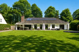 <strong>Stijlvol gerenoveerde gelijkvloerse villa op toplocatie in Schilde op een zuidgericht perceel van ca. 2.028 m²</strong><br /><br />Gelegen in een uiterst <strong>rustige straat </strong>met enkel plaatselijk verkeer, op <strong>wandel- en fietsafstand van het centrum</strong> van Schilde, bevindt zich deze instapklare en <strong>volledig gerenoveerde gelijkvloerse villa</strong>. De woning combineert comfort, ruimte en licht op een prachtig <strong>zuidgericht perceel</strong> van ca. 2.028 m². Deze gelijkvloers villa is tevens het ideale alternatief voor een luxeappartement. <strong><br /></strong><br /><strong>De gelijkvloerse verdieping:</strong><br />- een <strong>inkomhal </strong>op travertin met ingemaakte vestiaire en gastentoilet met handenwasser,<br />- een <strong>lichtrijke woonkamer </strong>op parket met <strong>grote raampartijen</strong> tot op de grond en een gezellige <strong>open haard</strong> op hout,<br />- een <strong>volledig uitgeruste keuken </strong>met dubbele lavabo, Siemens inductiekookplaat, Siemens oven, vaatwasser en ingebouwde koelkast, en deur naar deels overdekt terras en tuin,<br />- een <strong>inpandige dubbele garage </strong>(momenteel ingericht als <strong>berging/wasplaats</strong>) met <strong>elektrische sectionaalpoort</strong>: praktische wasruimte met hoge Siemens inbouwkoelkast en hoge Siemens inbouwvriezer, spoelbak en aansluitingen voor was- en droogmachine,<br />- een <strong>nachthal </strong>op parket,<br />- een <strong>hoofdslaapkamer </strong>op parket met<strong> ingemaakte TV-kastenwand</strong>, <strong>schuifraam </strong>naar het terras en een <strong>ensuite badkamer </strong>met dubbele lavabo, toilet en douche,<br />- een aparte <strong>dressing </strong>met <strong>ingemaakte kasten</strong> en zicht op de tuin,<br />- <strong>twee bijkomende slaapkamers</strong> op parket, waarvan één met <strong>ingemaakte kasten,</strong><br />- een extra <strong>douchekamer </strong>met lavabo en douche,<br /><br /><strong>De tuin:</strong><br />- een <strong>prachtig</strong> <strong>zuidgericht</strong> <strong>perceel</strong> met veel <strong>privacy</strong> en <strong>weinig</strong> <strong>inkijk</strong>,<br />- <strong>volledig omheind </strong>terrein met <strong>automatische toegangspoort</strong>,<br />- een <strong>deels overdekt</strong> en afsluitbaar <strong>terras </strong>met <strong>heaters </strong>en <strong>buitenverlichting</strong>,<br />- een lange oprit met <strong>ruime parkeermogelijkheden</strong>,<br />- een <strong>dubbele</strong> <strong>carport</strong> met <strong>zolder</strong><strong>berging</strong>,<br />- een extra aparte <strong>tuinberging</strong>,<br /><br /><strong>Algemeen:</strong><br />- <strong>totaalrenovatie </strong>uitgevoerd in 2013,<br />- <strong>12 zonnepanelen en zonneboiler </strong>(recente panelen),<br /><strong>- driedubbele beglazing,</strong><br /><strong>- conforme elektrische keuring,</strong><br />- <strong>videobewaking </strong>aanwezig,<br />- volledige <strong>kruipruimte</strong>,<br />- <strong>bergzolder</strong> bereikbaar via vlizotrap,<br />- 4 <strong>regenwaterputten </strong>van telkens 10.000 liter,<br />- <strong>vliegenramen </strong>en manuele &amp; automatische <strong>rolluiken</strong>,<br /><strong>- uitstekend onderhouden en instapklaar<br /></strong>