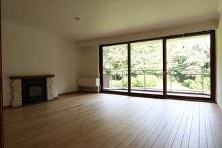 Ruim appartement van 125m² in residentieel domein Hof van Acaria, op wandelafstand van winkels en openbaar vervoer.  Inkomhal met gastentoilet, ruime woonkamer met toegang naar terras met prachtig zicht op het domein, keuken ingericht met toestellen, 2 slaapkamers, waarvan hoofdslaapkamer is voorzien van eigen badkamer (ligbad, dubbele wastafel en toilet), aparte douchekamer (douche en wastafel), berging/wasplaats.  Ondergronds is een autostaanplaats en private berging inbegrepen.  Gemeenschappelijke provisie van 350 Euro (verwarming, water, onderhoud gemene delen, lift, elektriciteit gang).