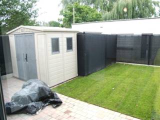 VERHUURD !! Op deze centrale ligging nabij de belangrijke invalswegen vindt u dit volledig nieuwe gelijkvloers appartement met tuin en tuinhuis met volgende indeling: inkomhal met apart gastentoilet, woonkamer met mooi lichtinval, open keuken met toegang naar de tuin, een ruime wasplaats met voorziening voor wasmachine, 2 slaapkamers, een badkamer en een tweede toilet. De privé kelder zorgt voor extra stockage ruimte. Alle ramen (nieuw met dubbel glas) hebben elektrische rolluiken. Over het ganse appartement ligt een mooie houten vloer. Er zijn geen gemeenschappelijke kosten. Geen huisdieren aub.