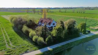 Charmante hoeve met tal van mogelijkheden gelegen tussen Oostende-GistelDroom je van landelijk wonen met karakter en potentieel? Deze authentieke...