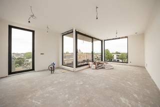 <p>Residentie Souvereyn bestaat uit 27 appartementen met 1, 2 of 3 slaapkamers en oppervlaktes tussen 64 en 136 m². Met een ruim terras of privétuin, verfijnde architectuur, ondergrondse staanplaatsen en duurzame energiebronnen zet het project energiezuinigheid, kwaliteit en wooncomfort voorop. <br /><br />Appartement A3.4 bevindt zich op de derde verdieping en heeft een oppervlakte van 93m². Het beschikt over een open ingerichte keuken, 2 slaapkamers en een terras van 10m².</p>