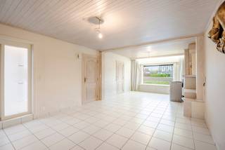 Deze woning combineert het beste van twee werelden: u geniet van een panoramisch zicht op de velden aan de voorzijde, terwijl alle belangrijke voorzieningen zich in de directe nabijheid bevinden.<br /><br />BELANGRIJKE TROEVEN:<br />- Reeds uitgerust met zonnepanelen.<br />- Voorzien van een garage en een handige uitweg achteraan.<br />- Een uniek, rustgevend uitzicht vanuit de woonkamer.<br />- Een zonovergoten tuin van maar liefst 500 m², ideaal voor wie van het buitenleven houdt.<br /><br />INDELING:<br />De inkomhal geeft direct toegang tot de ruime, lichtrijke woonkamer. Achterliggend bevindt zich de ingerichte keuken, waar voldoende plaats is voor een gezellige ontbijthoek. Via de 'veranda' bereikt u de verdieping, die beschikt over twee slaapkamers en een badkamer met douche en wastafel. De woning is bovendien praktisch ingedeeld met een extra zij-ingang.<br /><br />RENOVATIEPLICHT:<br />Hoewel de woning onder de renovatieplicht valt, is er een duidelijk pad naar een betere energiescore. Met het plaatsen van enkel dakisolatie evolueert de woning al onmiddellijk richting een label C.<br /><br />Kom deze woning zelf ontdekken! Plan vandaag nog jouw bezoek in en laat je verrassen door de ruimte en het zicht.
