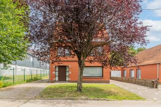 <h3>Ruime gezinswoning op 725 m², rustig gelegen in het centrum van Beerse<span></span></h3>
<p>Deze gezinswoning is rustig en groen gelegen, op wandelafstand van het centrum van Beerse. Dankzij het ruime perceel van 725 m² geniet u van een aangename tuin met veel privacy, terwijl winkels, scholen en openbaar vervoer vlot bereikbaar zijn.</p>
<p>De woning biedt de ruime leef- en slaapvertrekken die typerend zijn voor woningen uit deze periode. Met drie volwaardige slaapkamers en een vaste trap naar de zolder beschikt u bovendien over extra mogelijkheden om de woning verder uit te breiden of in te richten volgens uw eigen wensen.</p>
<p>De woning is te vernieuwen, maar vormt een uitstekende basis voor wie op zoek is naar een ruime gezinswoning met potentieel op een centrale, rustige locatie.</p>
<p>Troeven:</p>
<ul>
<li>Rustige ligging in het centrum van Beerse</li>
<li>Perceel van 725 m²</li>
<li>3 ruime slaapkamers</li>
<li>Vaste trap naar de zolder met uitbreidingsmogelijkheden</li>
<li>Grote leefruimtes, typisch voor de bouwperiode</li>
<li>Diepe tuin met veel privacy</li>
<li>Garage en ruime oprit</li>
<li>Te vernieuwen naar eigen smaak</li>
</ul>