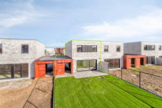 Deze <strong>halfopen woning</strong> is gelegen in een recente en bijzonder rustige verkaveling, op slechts enkele minuten van het bruisende centrum van Roeselare.<br />De woning geniet een perceeloppervlakte van <strong>256</strong><strong> m²</strong> en een bewoonbare oppervlakte van <strong>137 m². </strong><br />Het zuidgerichte perceel geniet van zonlicht van ’s morgens tot ’s avonds en is volledig omheind. Bovendien beschikt het over een oprit, carport en afgewerkte buitenberging.<br /><br />Deze woning wordt volledig <strong>instapklaar opgeleverd</strong>: aangelegde tuin, schilderwerken en verlichting zijn inbegrepen in de vraagprijs. Op zoek naar een afgewerkte woning die je enkel nog hoeft in te richten? Dan is dit de ideale keuze.<br /><br /><strong>Indeling:</strong><br /><strong>Gelijkvloers</strong>
<ul>
	<li>Inkomhal met gastentoilet en vestiaire</li>
	<li>Ruime leefruimte met veel lichtinval en zicht op de tuin</li>
	<li>Open keuken met kookeiland, luxueus afgewerkt en uitgerust met oven, microgolf, koelkast, dampkap, inductiekookplaat, spoelbak en vaatwasser</li>
	<li>Aansluitende berging met wasplaats</li>
</ul>
<strong>Eerste verdieping</strong>

<ul>
	<li>Nachthal</li>
	<li>3 ruime slaapkamers</li>
	<li>Extra berging en apart toilet</li>
	<li>Badkamer met inloopdouche, ligbad en dubbel lavabomeubel</li>
</ul>
<br /><strong>Energie &amp; comfort:</strong><br />Deze woning is gebouwd met oog voor duurzaamheid en energie-efficiëntie:
<ul>
	<li><strong>Zonnepanelen</strong></li>
	<li><strong>Warmtepomp </strong>met vloerverwarming</li>
	<li><strong>Hoogrendementsbeglazing </strong>van topkwaliteit</li>
	<li>E-peil <strong>E10</strong> → <u>5 jaar vrijstelling van onroerende voorheffing!</u></li>
</ul>
<br /><strong>Extra troeven inbegrepen in de vraagprijs:</strong>

<ul>
	<li>carport met buitenberging</li>
	<li>schilderwerken</li>
	<li>verlichting</li>
	<li>tuinaanleg (terras, omheining, paden, oprit)</li>
</ul>
<br /><strong>Ligging</strong><br />De locatie is ideaal: op enkele minuten van het centrum van Roeselare, met een vlotte verbinding naar de Ring en de E403. Scholen, sportfaciliteiten, bakkerij, slager, Carrefour en het stadscentrum zijn gemakkelijk bereikbaar, ook met de fiets.<br /><br />Bij verdere interesse, aarzel dan niet ons te contacteren op <strong>info@dicasa.be</strong> of <strong>051/201.400</strong>