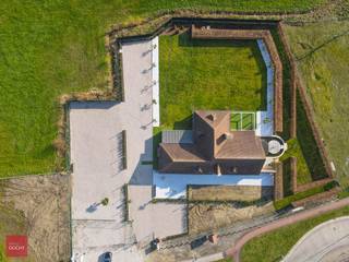 De villa bestaat uit een inkomhal, living met open haard, keuken met eethoek, winkel, bar of bureelruimte van ca 120m², wasplaats, 3 zeer...