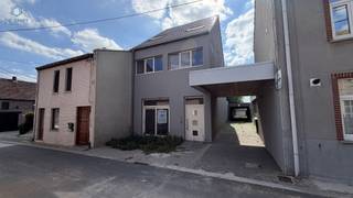 <p><span>Unieke investeringskans of ideale kangoeroewoning op toplocatie in Herzele!</span></p><p><span>In een rustige, doodlopende zijstraat van de Groenlaan in Herzele bevindt zich dit veelbelovende appartementsgebouw met een uitstekende ligging. Dankzij de combinatie van rust, privacy en een vlotte bereikbaarheid is dit een uitzonderlijke opportuniteit voor zowel investeerders als gezinnen die op zoek zijn naar een kangoeroewoning.</span></p><p><span>Het gebouw omvat twee ruime wooneenheden:</span></p><p><span>Gelijkvloers appartement (ca. 87 m²)</span><span><br />Een lichtrijke leefruimte met open keuken, praktische berging, badkamer met toilet, een ruime slaapkamer, een tweede kamer die perfect dienst kan doen als kinderkamer of bureau, en een aangename private tuin.</span></p><p><span>Duplexappartement (ca. 127 m²)</span><span><br />Deze royale duplex beschikt over een ruime doorzonleefruimte, een apart gastentoilet, vestiaireruimte, een badkamer en een bovenverdieping met een extra toilet en een grote, vrij in te delen ruimte die kan worden ingericht als drie volwaardige slaapkamers.</span></p><p><span>Het gebouw wordt verkocht in een vergevorderde afwerkingsfase: het is reeds </span><span>wind- en waterdicht</span><span> en de technische installaties zijn al voorzien. Zo zijn de leidingen voor elektriciteit, sanitair, een energiezuinig verwarmingssysteem op warmtepomp en het ventilatiesysteem reeds geplaatst. Dit biedt de nieuwe eigenaar de mogelijkheid om de verdere afwerking volledig naar eigen smaak en wensen te realiseren. De chape en isolatie en verwarming op warmtepomp zullen ook voorzien worden en overgedragen aan de nieuwe eigenaar alsook het ventilatiesysteem zal voorzien worden. De afwerking EPB zal ook voorzien worden door de verkoper. </span></p><p><span>Met een totale bewoonbare oppervlakte van ongeveer </span><span>214 m²</span><span> biedt deze eigendom tal van mogelijkheden. Ideaal als </span><span>opbrengsteigendom</span><span> met twee afzonderlijke appartementen, maar eveneens perfect geschikt als </span><span>kangoeroewoning</span><span> of voor wie wonen en investeren wil combineren.</span></p><p><span>Een unieke kans op een rustige toplocatie in Herzele, met een uitstekende toekomstwaarde.</span></p><p><span> </span></p><p><span>BTW attest 6% btw aanwezig.</span></p><p><span> </span></p><p><span>Voor inlichtingen of bezoek gelieve op de advertentie te reageren, wij bellen u dan zelf op om een afspraak in te plannen.</span></p>