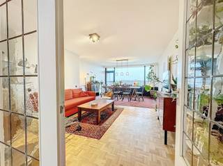 <p><span>BEZOEK? Bel 09/225.00.78. Dit lichtrijk appartement</span><span> </span><span>bevindt zich vlakbij het Bijlokehof en is op wandelafstand van diverse scholen, winkels en het station Gent-Sint-Pieters. U komt de woonst binnen via de inkomhal met apart toilet, deze verleent u toegang tot de lichtrijke leefruimte van 33m² met achtergelegen terras (9,6m²). De keuken sluit hier mooi op aan en is uitgerust met een kookplaat, dampkap, ingebouwde ijskast met vriezer, wasmachine, vaatwasser en oven. Aanpalend aan de keuken is er een</span><span> </span><span>bijkomende berging (1,5m²). Het appartement telt</span><span> </span><span>2 ruime slaapkamers van 11,8m². De kamers geven uit op een tweede terras van eveneens 9,6m². De badkamer is voorzien van een douche en wastafel. Kortom, een echte topper!</span></p>