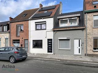 In de Raverschootstraat kan u deze gerenoveerde woning terugvinden, dichtbij de nodige faciliteiten. <br /><br />Indeling: <br />Gelijkvloers: inkomhal, keuken met de nodige toestellen, woonkamer met aansluitend een berging, eetkamer, badkamer en apart toilet. <br />Eerste verdieping: 2 slaapkamers<br />Tweede verdieping: 2 slaapkamers<br /><br />Achteraan de woning is er een stadskoer en na het kruisen van een gemeenschappelijke doorgang is er een privatieve tuin met opslagruimte. <br /><br />De woning is vrij per direct. <br /><br />Interesse? Aarzel dan niet ons te contacteren via vastgoed@aclea.be. 