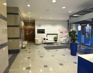 The offices are located in a building with a lot of prestige. The offices are located on the first floor and second floor. The building is well maintained and has a pleasant courtyard. The office is located near the exit of the E40. There are sufficient underground parking spaces available. Those who do not come by car have easy access to the bus. <br />Archives: 70 €/sqm/year (excluding taxes and charges of 22,5 €/sqm/year)<br />Parking : 1.300 €/place/year (excluding taxes and charges of 737 €/place/year)