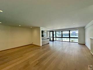 Dit TRENDY APPARTEMENT (115m²) met 2 SLAAPKAMERS + 2 BADKAMERS en bijhorende TERRASSEN situeert zich op de 2de verdieping van de...