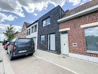 We vinden deze vernieuwde woning terug nabij het centrum van Staden, op wandelafstand van diverse handelszaken.Bij het betreden van de woning komen...