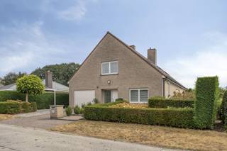 Langs de Jef Tinellaan bevindt zich deze hedendaagse, kwalitatief gerenoveerd (2017) villa (EPC B: 157, zonnepanelen, airco, asbestveilig...) dat u onder andere 5 slaapkamers (1 op het gelijkvloers; mogelijkheid tot gelijkvloers wonen), 2 badkamers, circa 271m2 bewoonbare oppervlakte, ruime garage (25m2), privatieve oprit met carport, verzorgde tuin met aangelegde terrassen en tuinhuis aanbiedt. Dit vrijstaand huis te koop op een perceel van 654m2 geniet van een centrale, rustige ligging in een kindvriendelijke buurt vlakbij het centrum van Maldegem, openbaar vervoer, buurtwinkels, warenhuizen, scholen en met een vlotte verbinding richting Brugge, Aalter, Eeklo, Gent....<br />Indeling:<br />* Gelijkvloers (circa 134m²):<br />- Inkomhal (17m²) met gastentoilet;<br />- lichtrijke woonkamer (56m²) met parket, ingebouwde kasten, schuifraam dat u toegang tot de gunstig georiënteerde tuin met aangelegde terrassen en tuinhuis aanbiedt;<br />- volledig uitgeruste, hedendaagse leefkeuken (Dovy);<br />- praktische berging (3m²) aansluitend aan de leefkeuken;<br />- slaapkamer 1 (15m2; mogelijkheid tot gelijkvloers wonen) / mogelijkheid tot bureau;<br />- badkamer 1 (10m²) voorzien van inloopdouche, lavabo in meubel en toilet;<br />- wasplaats (8m²) voorzien van wasverzachter, aansluiting voor wasmachine;<br />- ruime garage (25m2) met automatische poort + carport + privatieve oprit.<br />* Eerste verdieping (circa 102m²):<br />- Nachthal (18m²);<br />- 4 ruime slaapkamers (36m², 16m², 12m² &11m²);<br />- badkamer 2 (9m2) met inloopdouche, dubbele lavabo in meubel en toilet.<br />* Zolderverdieping (circa 35m²):<br />- Praktische zolderverdieping (35m2) met opslagmogelijkheid.<br /><br />De eigendom wordt aangeboden via de Pre-sale formule. Op 26/09/2026 tussen 09:00 en 13:00 kan u het huis op afspraak komen bezichtigen en een bod uitbrengen. De vermelde prijs is een instelprijs. Voor meer info, gelieve contact op te nemen met de dossierverantwoordelijke.<br /><br />Bestuursmaatregelen in het maatregelenregister: nee