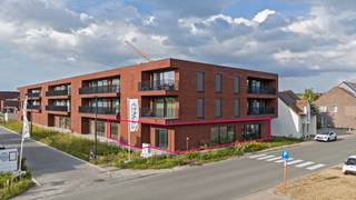 Ontdek deze veelzijdige nieuwbouwruimte met een royale oppervlakte van 297 m², gelegen op een uitstekende zichtlocatie in Drongen. Dankzij...