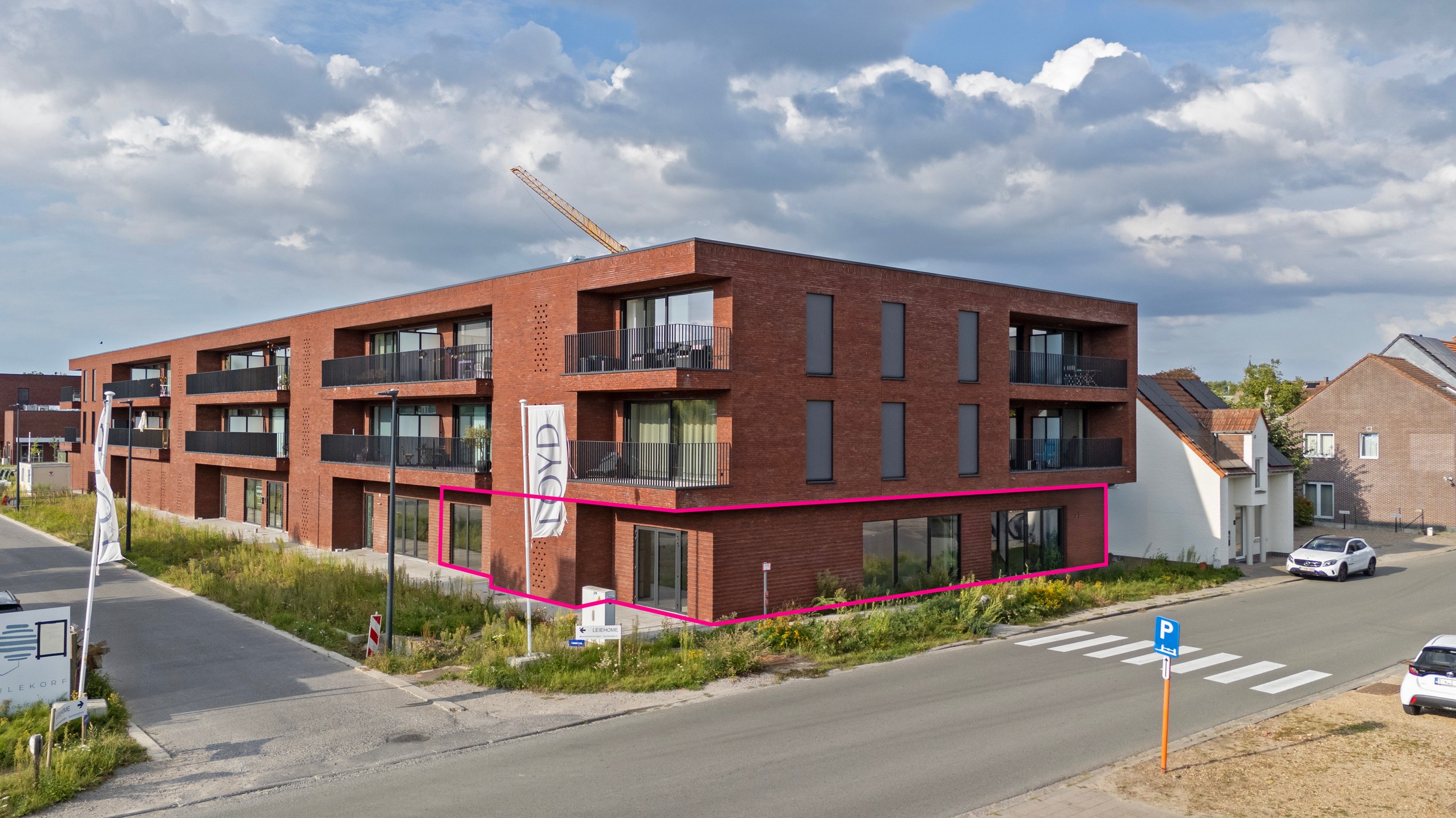 Nieuwbouw handels- of kantoorruimte van 297 m² te Drongen - foto 1