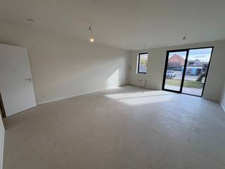 <p>Aangenaam gelijkvloers appartement met hoge plafonds, één slaapkamer aan de voorzijde en een ruime leefruimte met open keuken en aansluitende tuin.</p><p>Bij het binnenkomen komt u in de inkomhal, die toegang biedt tot de slaapkamer, badkamer, het gastentoilet en de berging. De badkamer is uitgerust met twee lavabo’s en een douche.</p><p>De ruime berging beschikt over aansluitingen voor wasmachine en droogkast, biedt extra opbergruimte en herbergt tevens de binnenunit van de lucht-waterwarmtepomp.</p><p>Vanuit de inkomhal komt u in de ruime leefruimte met open keuken. De hoge plafonds en grote raampartijen zorgen hier voor een aangenaam gevoel van ruimte en een optimale natuurlijke lichtinval.</p><p>Achteraan bevindt zich het terras met aansluitende tuin, een aangename uitbreiding van de leefruimte en een ideale plek om in alle rust van de buitenruimte te genieten. Via de grote schuifraam met driedubbele beglazing geniet u bovendien van een optimale lichtinval en een directe verbinding met de tuin.</p><p>Het appartement beschikt over vloerverwarming en aluminium ramen. Daarnaast is er een gemeenschappelijke fietsenberging voorzien.</p><p>De kelderberging van 9,5 m2 is optioneel bij aan te kopen voor € 9.000,-</p>