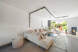 <u>FIRST VISIT / eerste bezoekmoment : zaterdag 3 oktober tussen 13-15 uur. Enkel op reservatie !</u><br /><br />Hooglede :  Verrassend ruime <strong>tussenwoning met villa-allures </strong>op 1.218 m² met 3 slaapkamers en extra ruimten<br /><br />Soms verwacht je bij een tussenwoning iets heel anders… tot je binnenkomt. Deze bijzonder ruime woning werd in <strong>2008 volledig heropgebouwd en uitgebreid </strong>en verrast vanaf het eerste moment door haar ruimte, licht en uitzonderlijke indeling.<br /><br />Via de inkomhal met elegante glazen schuifdeur komt u terecht in de <strong>bijzondere ruime leefruimte</strong>. Dankzij de grote raampartijen geniet u hier volop van natuurlijk licht en een <strong>prachtig zicht op de aangelegde tuin en de omliggende verzichten.</strong> Voor extra gezelligheid tijdens de koudere maanden zorgt de <strong>palletkachel,</strong> terwijl <strong>airco en zonnescreens</strong> het comfort het hele jaar door verhogen.<br />De volledig<strong> geïnstalleerde open keuken</strong> sluit mooi aan op de leefruimte en beschikt over een gezellige eethoek waar u heerlijk kunt tafelen met zicht op de tuin.<br />Op het gelijkvloers vindt u daarnaast een praktische berging, afzonderlijke wasplaats, toilet en een volledig uitgeruste badkamer.<br />Ook de<strong> garage is bijzonder praktisch</strong>: dankzij de automatische poort vooraan én achteraan rijdt u rechtstreeks door naar de tuin en de carport. Ideaal voor wie comfort en praktische ruimte belangrijk vindt.<br /><br />Op de eerste verdieping bevindt zich de ruime <strong>masterbedroom </strong>met ingemaakte kasten en een aansluitende <strong>dressing</strong>. Daarnaast beschikt de woning over een <strong>grote polyvalente ruimte</strong>, ingericht met vaste kasten en vaste bureau's. Een ideale plek voor thuiswerk, hobby's, ontspanning of gezellige familiemomenten.<br />Verder zijn er<strong> twee ruime tienerkamers</strong>, die rechtstreeks uitkomen op deze polyvalente ruimte. Via een vaste trap bereikt u bovendien nog een gezellige extra ruimte, perfect als speel-, hobby- of opbergruimte.<br />Ook boven is aan comfort gedacht: een <strong>airco</strong> zorgt ervoor dat de volledige verdieping aangenaam blijft, ook tijdens warme zomerdagen. Een afzonderlijk toilet en extra zolderruimte vervolledigen het geheel.<br /><br />Buitenruimte om van te genieten :De woning staat op een uitzonderlijk perceel van maar liefst 1.218 m². De prachtig aangelegde tuin biedt volop ruimte om te genieten, te spelen en te ontspannen, met bovendien mooie verzichten.<br /><br /><em><strong><u>Extra troeven</u></strong></em><br />- Bewoonbare oppervlakte: ca. 242 m²<br />- Perceel van 1.218 m²<br />- EPC A – score 73 <br />- Geen asbest<br />- Goedgekeurde elektriciteit<br />- Zonnepanelen<br />- laadpaal<br />- Regenwaterput van maar liefst 20.000 liter<br />- Airco op gelijkvloers én verdieping<br />- Palletkachel<br />- Zonnescreens<br />- Garage met automatische poort voor- én achteraan<br />- Carport<br />- Extra parkeermogelijkheid aan de straat<br /><br />Een woning met ruimte, comfort en verrassend veel mogelijkheden. Een pareltje dat u moeilijk kunt inschatten vanaf de straatkant en dat u vooral moet beleven bij een bezoek.<br /><u>De prijs is een richtprijs</u>. Een bod boven deze prijs kan op ieder moment worden uitgebracht en wordt onmiddellijk aan de eigenaars overgemaakt.<br />Bel vandaag nog voor een bezoek op het nummer: 051/62 40 40<br /><br /> 
