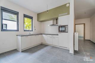 Dit eigentijdse appartement biedt een ideale combinatie van comfort, licht en rust. Bij binnenkomst betreed je een open leefruimte met geïntegreerde keuken, waar grote raampartijen zorgen voor een mooie lichtinval en een aangename sfeer.

De leefruimte sluit naadloos aan op een ruim terras dat uitkijkt op de rustige binnenkoer van het gebouw – perfect om in alle privacy van de buitenlucht te genieten. De slaapkamer van 13,5 m² biedt voldoende plaats voor een tweepersoonsbed en opbergkasten. De praktische indeling wordt vervolledigd met een aparte berging en een moderne badkamer voorzien van een inloopdouche.

Dankzij de zonnewering blijft het ook tijdens warme dagen aangenaam binnen. Dit