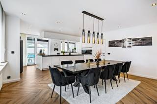 <p><span>Deze statige voormalige dokterswoning combineert grandeur, ruimte en hedendaags wooncomfort op een uitzonderlijke manier. De woning werd recent volledig gerenoveerd en biedt tal van mogelijkheden voor grote gezinnen, een kangoeroewoning of het combineren van wonen en werken.</span></p><p><span>Op het gelijkvloers bevindt zich een volledig afzonderlijk woongedeelte, ideaal voor inwonende ouders, kinderen of gasten. Dit private gedeelte beschikt over een eigen keuken, een gezellige leefruimte, twee slaapkamers en een gastentoilet. Aansluitend vindt u een ruime polyvalente ruimte die perfect kan dienen als hobbyruimte, praktijkruimte, atelier of opslagplaats. Deze ruimte bevindt zich naast de dubbele inpandige garage.</span></p><p><span>De volledige woning is bovendien onderkelderd, wat zorgt voor een enorme hoeveelheid extra bergruimte en tal van mogelijkheden.</span></p><p><span>Vanaf de eerste verdieping start de hoofdwoning. Hier wordt u onmiddellijk verwelkomd door een indrukwekkende leefruimte met prachtige hoge plafonds en een stijlvolle parketvloer die de authentieke charme van de woning perfect in de verf zet.</span></p><p><span>Achter de living bevindt zich de luxueuze leefkeuken, uitgerust met een royaal kookeiland en voorzien van alle moderne toestellen. De ingebouwde koelkast met geïntegreerd ledscherm vormt een echte blikvanger. Via het grote schuifraam heeft u rechtstreeks toegang tot het ruime dakterras met westelijke oriëntatie, waar u elke avond kunt genieten van een prachtige zonsondergang. Op deze verdieping bevindt zich eveneens een tweede gastentoilet.</span></p><p><span>De tweede verdieping biedt alle comfort voor het moderne gezin. Er is een praktische wasruimte voorzien voor wasmachine en droogkast, evenals een ruime badkamer uitgerust met een ligbad, douche en toilet. Aan de voorzijde van de woning bevinden zich drie ruime slaapkamers, terwijl aan de zijgevel de royale master bedroom is gelegen. Deze beschikt over een eigen en suite badkamer met dubbele lavabo, ligbad en toilet.</span></p><p><span>Verder werd de woning uitgerust met nieuwe aluminium ramen en automatische rolluiken aan alle ramen, wat zorgt voor extra comfort, veiligheid en energiezuinigheid.</span></p><p><span>De woning is gelegen nabij het Jan Palfijn ziekenhuis.</span></p>