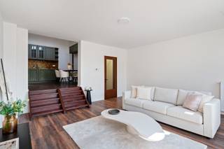 Achter een gevel vol karakter, midden in de levendige Statiestraat, schuilt een verrassend charmant en smaakvol gerenoveerd duplex appartement van...