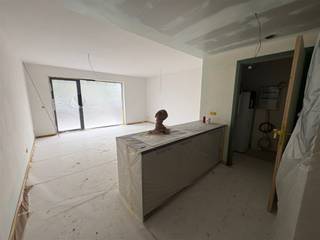 <p>Modern one-bedroom ground floor apartment in a new construction project to be completed in late June. Available from July 1, 2026. The energy-efficient apartment offers a bright living space with large windows and access to a 6 m² terrace. The open kitchen is fully equipped with cooking island, electric stove, combination oven, built-in fridge and dishwasher. There is also a practical storage room with space for a washing machine and dryer. The bathroom has a double sink and walk-in shower, in addition there is a separate guest toilet. The apartment has a low-maintenance ceramic tile floor, heat pump and underfloor heating for optimal comfort. The building has an elevator and a spacious bicycle storage room. An underground car parking space can be additionally rented for 85 €/month via car elevator. This apartment combines modern living comfort with practical amenities and is ideal for those who want stylish and sustainable living.</p>