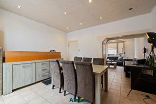 Deze instapklare woning is gelegen in Merelbeke Flora, op een aangename locatie met een uitstekende bereikbaarheid. Het station van Merelbeke bevindt zich vlakbij en ook Gent is vlot bereikbaar met de fiets, het openbaar vervoer of de wagen. Winkels, scholen en andere dagelijkse voorzieningen bevinden zich in de nabije omgeving. Dankzij de nabijheid van de R4 en E40 zijn er bovendien goede verbindingen in alle richtingen. In de straat zijn voldoende parkeermogelijkheden.<br /><br /><span>Via de inkomhal komt u binnen in de woonkamer welke uitkijkt op de koer. Verder op de gelijkvloerse verdieping vinden we achtereenvolgend de keuken, een apart toilet, de badkamer en een ruime berging. De woning telt drie ruime slaapkamers. Twee slaapkamers (15 m² &amp; 12 m²) zijn gelegen op de eerste verdieping en de derde slaapkamer (18 m²) omvat de volledig ingerichte zolderverdieping, welke ook kan dienen als bureau.<br /><br />Er worden door de eigenaars nog </span>energiebesparende maatregelen uitgevoerd<span> met als doel de energiezuinigheid van de woning te verbeteren en een gunstiger EPC te bekomen.</span><br /><br />💶 Huurprijs: € 1.050 /maand<br />⚡ Elektriciteit en water is ten laste van de huurder<br />📆 Vrij vanaf 15 december 2026 (vroeger bespreekbaar)<br />🏠 Domicilie verplicht<br /><br />Meer weten of een bezoek plannen?<br />📞 Gaethan: 0471 08 30 35 | 📧 Mail: gaethan@abitos.be