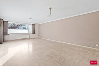 Ruim en licht appartement met garage op toplocatie. EPC B (117 kWh/m²jaar) - Elektriciteit conform - Asbestvrij. We betreden het appartement via...