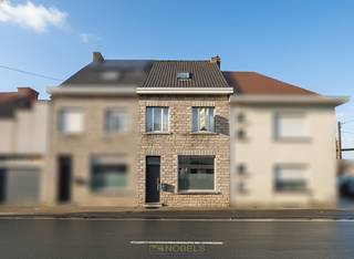 GERENOVEERDE GESLOTEN BEBOUWING met GARAGEBOX en ZUIDGERICHT TERRAS, gelegen net buiten de ring rond Waregem, op WANDELAFSTAND van het...