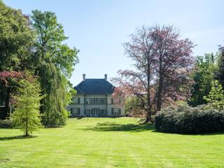 Exclusief landhuis (BJ 1957) met voormalig koetshuis, gelegen op een prachtig domein van circa 34.000 m² met volwassen bomen en een uiterst...
