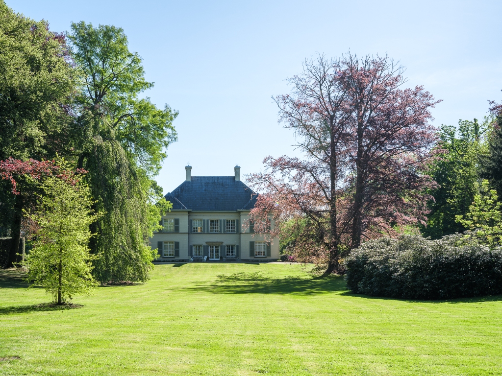 Exclusief landhuis met voormalig koetshuis, gelegen op een prachtig domein van circa 34.000 m² in Evergem - foto 3