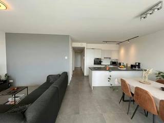 Zoekt u een prachtig en lichtrijk appartement op een uitstekende locatie? Dit energiezuinig appartement is gelegen aan de bekende Hendrik Van Veldekesingel in Hasselt. Door de centrale ligging nabij de grote ring van Hasselt bevindt u zich op een boogscheut van openbaar vervoer, winkels en scholen. Het pand is volledig instapklaar en combineert eigentijds comfort met een optimale bereikbaarheid.<br /><br />Indeling:<br /><br />Verdiep +4:<br />- Inkomhal<br />- Lichtrijke leefruimte<br />- Volledig uitgeruste keuken<br />- 2 volwaardige slaapkamers<br />- Dressing<br />- Toilet<br />- Badkamer<br /><br />Verdiep -1: <br />- Autostaanplaats (nr18)<br /><br />Dit kwalitatieve appartement is het ideale adres voor wie comfortabel wenst te huren in Hasselt. Dankzij de inbegrepen autostaanplaats geniet u van alle praktische faciliteiten.<br /><br />De snelste manier om een bezoek te brengen aan dit appartement? Vraag je bezoek aan via de rode knop op onze website (www.dewaele.com).<br /><br />Telefonisch kunnen er geen afspraken gemaakt worden. Bij andere vragen kun je ons telefonisch contacteren via 011 30 50 50.<br /><br />Tot binnenkort<br /><br />