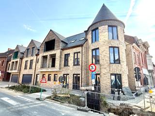 IDEALE OPBRENGSTEIGENDOM; goedgelegen casco-gebouw bestaande uit 4 appartementen, een handelsruimte en grote garage.Degelijk gebouw, klaar voor...