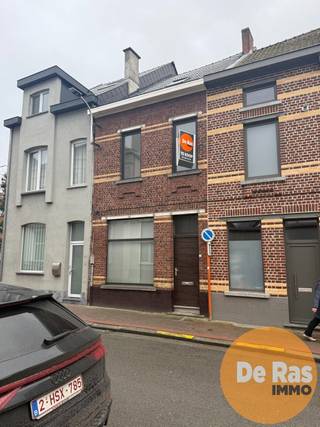 ZOTTEGEM - Karaktervolle stadswoning met tuin in Zottegem<br /><br />Op zoek naar een charmante woning die je nog volledig naar eigen smaak kan afwerken? Deze gesloten bebouwing, ideaal gelegen in het centrum van Zottegem tussen de markt en het station, combineert authenticiteit met reeds uitgevoerde, belangrijke vernieuwingen.<br />De gelijkvloerse verdieping omvat een inkom/bureauruimte (perfect als thuiswerkplek of praktijkruimte), een lichtrijke living, apart toilet, keukenruimte en toegang tot de kelder. <br />Op de 2e en 3e verdieping bevinden zich drie volwaardige kamers, een ruimte voor badkamer en extra apart toilet.<br /><br />Heel wat structurele werken werden reeds uitgevoerd: nieuwe leidingen en afvoeren, een nieuw dak en overal dubbele beglazing. Bovendien behaalt de woning nu al een gunstige EPC-score C. <br />De hoge plafonds, authentieke deuren en originele elementen zorgen voor een warme, karaktervolle uitstraling. De mooie oude vloertegels met motief zijn nog aanwezig en geven het de afwerking toekomstig cachet.<br /><br />Als extra troef beschikt de woning over een aangelegde tuin die bereikbaar is via een handige losweg.<br />Een ideale kans voor wie centraal wil wonen én zijn eigen stempel wil drukken op een woning met ziel.<br /><br />Voor meer informatie of een bezoek kan u ons steeds contacteren (053/60.65.60).