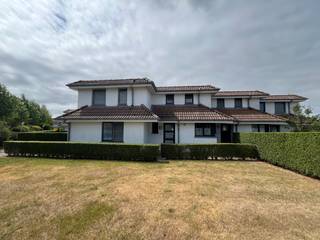 Deze woning bevindt zich op 2,5 km van zee en is rustig gelegen. De indeling is als volgt: inkomhal, WC, keuken, living, op het verdiep zijn er twee slaapkamers en een badkamer met douche, lavabo en WC. Het terras is volledig zuid georiënteerd en privatief, met aanlsuitend een berging. Staanplaats inbegrepen. Mits het plaatsen van een warmtepomp zakt het EPC label naar C.