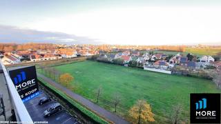 <span><strong>VENDU...</strong></span><br /><br /><br />Appartement <strong>à une chambre avec vue dégagée</strong>, budget-friendly. Agencement : hall d'entrée, cuisine, salon avec coin repas, terrasse sur toute la longueur de l'appartement avec place pour une table à manger et des chaises longues, chambre à coucher, salle de bain avec baignoire, toilettes. La résidence elle-même offre <strong>plusieurs équipements supplémentaires</strong> pour les résidents : <strong>une plage privée, deux piscines couvertes avec douches & vestiaires.</strong> À distance de marche de la promenade et de la plage. La résidence est adaptée aux personnes à mobilité réduite et dispose également d'un concierge sur place. <strong>Local à vélos ainsi que de nombreux parkings gratuits.</strong><br /><br />Contactez-nous pour une visite sans engagement et jugez par vous-même !<br /><br /><br />https://www.premiezoeker.be/<br />https://www.bouwenenwonen.be/<br />https://www.vlaanderen.be/<br />http://www.verzekeringgewaarborgdwonen.be/<br /><br /><br /><span><strong>Conditions de vente; Voir www.more.be, "documents" et sous réserve de disponibilité.</strong></span>