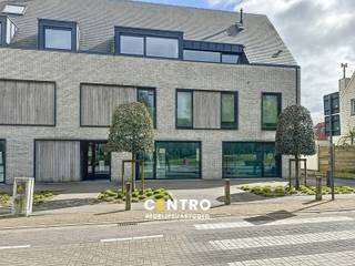 Handelsgelijkvloers te De haan in een recent gebouw, op HOEKligging met veel voorbijgangers!<br /><br /><strong>INDELING:</strong><br /><u><strong><em>Gelijkvloers:</em></strong></u><br />Inkomhal met ontvangstruimte - handelsruimte - vergaderzaal - ruime berging - kitchenette - afzonderlijk gastentoilet - terras vooraan (circa 35m2) - terras achteraan (circa 21m2).<br /><br /><u><strong>Nutsvorzieningen:</strong></u><br />- Afzonderlijke aardgas-, water- en elektriciteitstellers.<br />- Private parkeerplaats inbegrepen!<br />- Private garagebox inbegrepen!<br />- Fietsenberging inbegrepen.<br />- Op wandelafstand van het strand!<br /><br />INTERESSANT gelegen handelspand geschikt voor vele doeleinden!